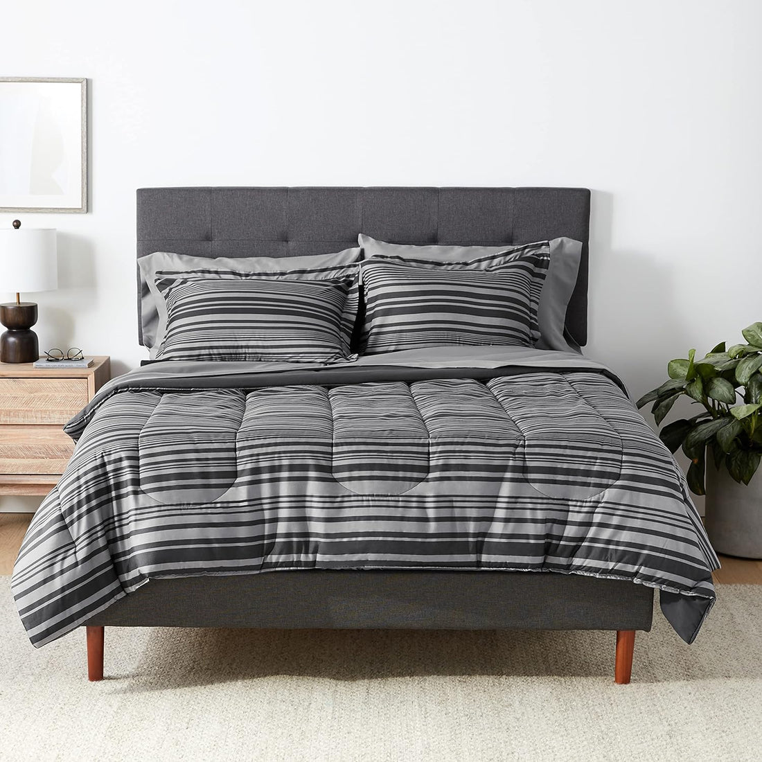 Juego de edredón tamaño matrimonial o queen con sábanas, 5 piezas, ropa de cama Calvin Stripe gris, microfibra liviana, Bed-in-a-Bag 