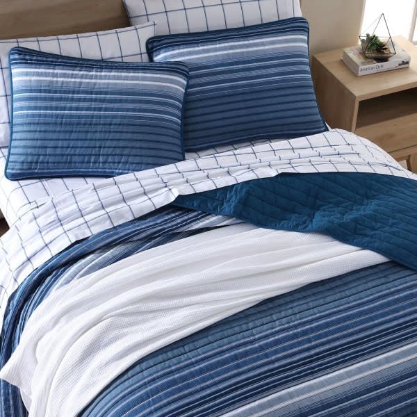 Reversible Cotton-Blend All Season Quilt Set - 3 Pcs Bedding Set w/ Matching Shams