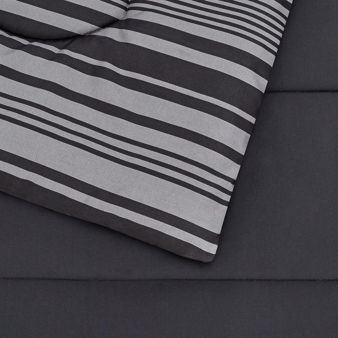 Juego de edredón tamaño matrimonial o queen con sábanas, 5 piezas, ropa de cama Calvin Stripe gris, microfibra liviana, Bed-in-a-Bag 