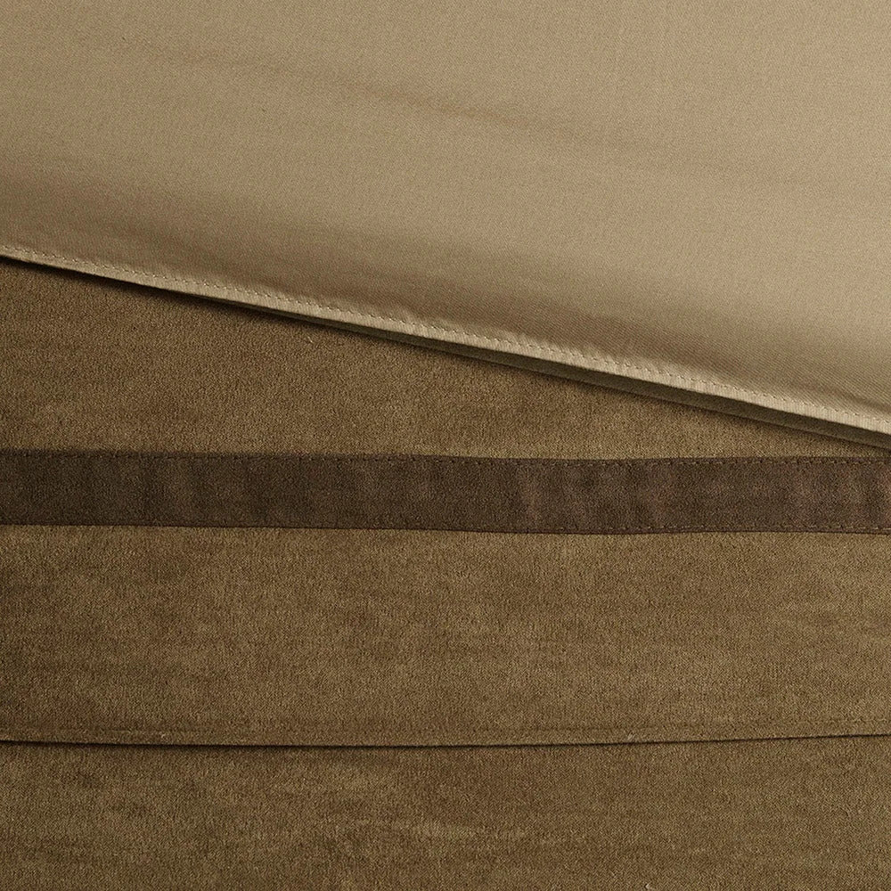 Juego de cama de gamuza de lujo con detalles a rayas en una bolsa: 7 piezas con fundas a juego y faldón de cama