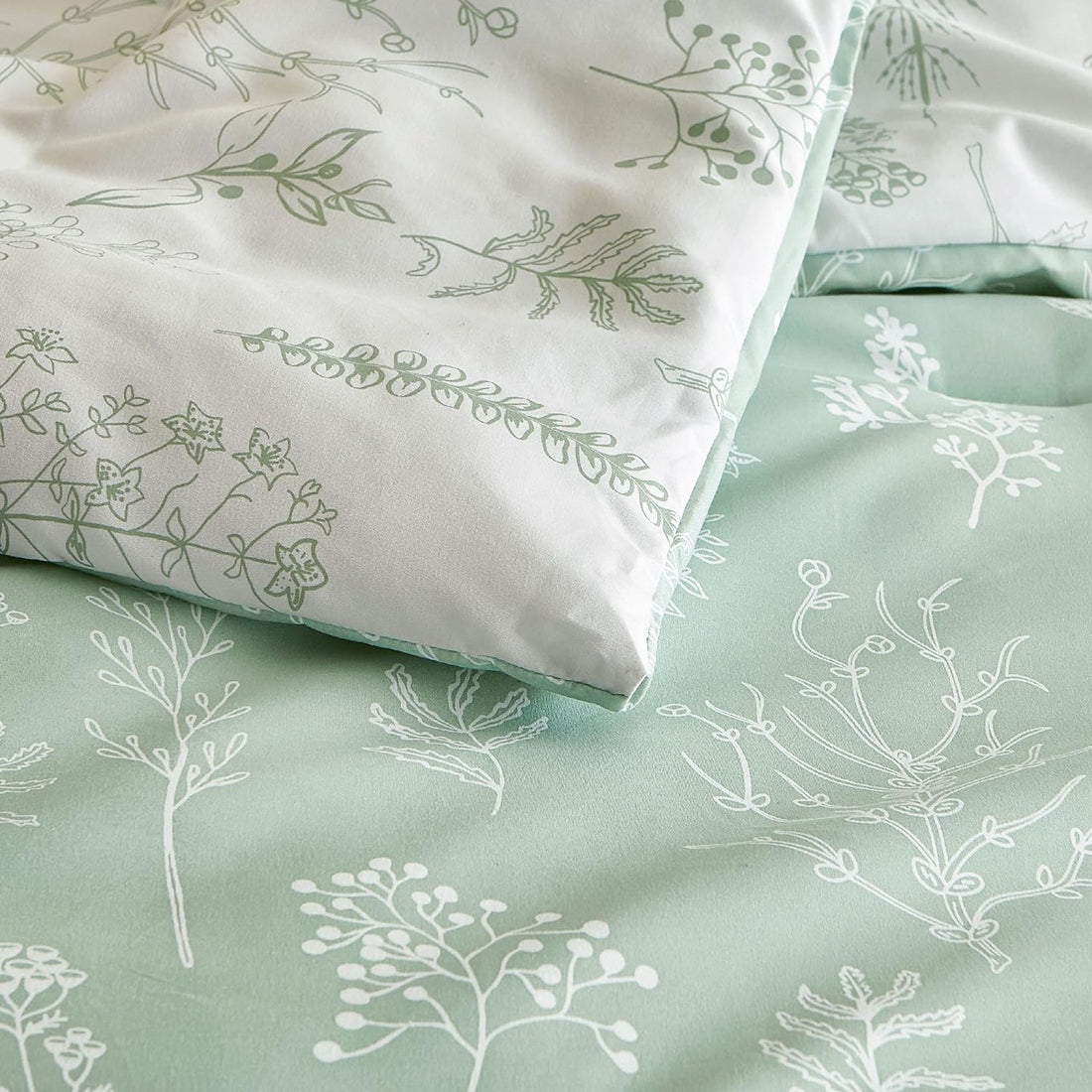 Queen Comforter Set - Sage Green Comforter, Cute Floral Bedding Comforter Sets, 3 Pieces, 1 Soft Reversible Botanical Flowers Comforter and 2 Pillow Shams