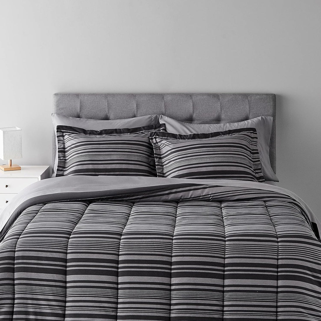 Juego de edredón tamaño matrimonial o queen con sábanas, 5 piezas, ropa de cama Calvin Stripe gris, microfibra liviana, Bed-in-a-Bag 